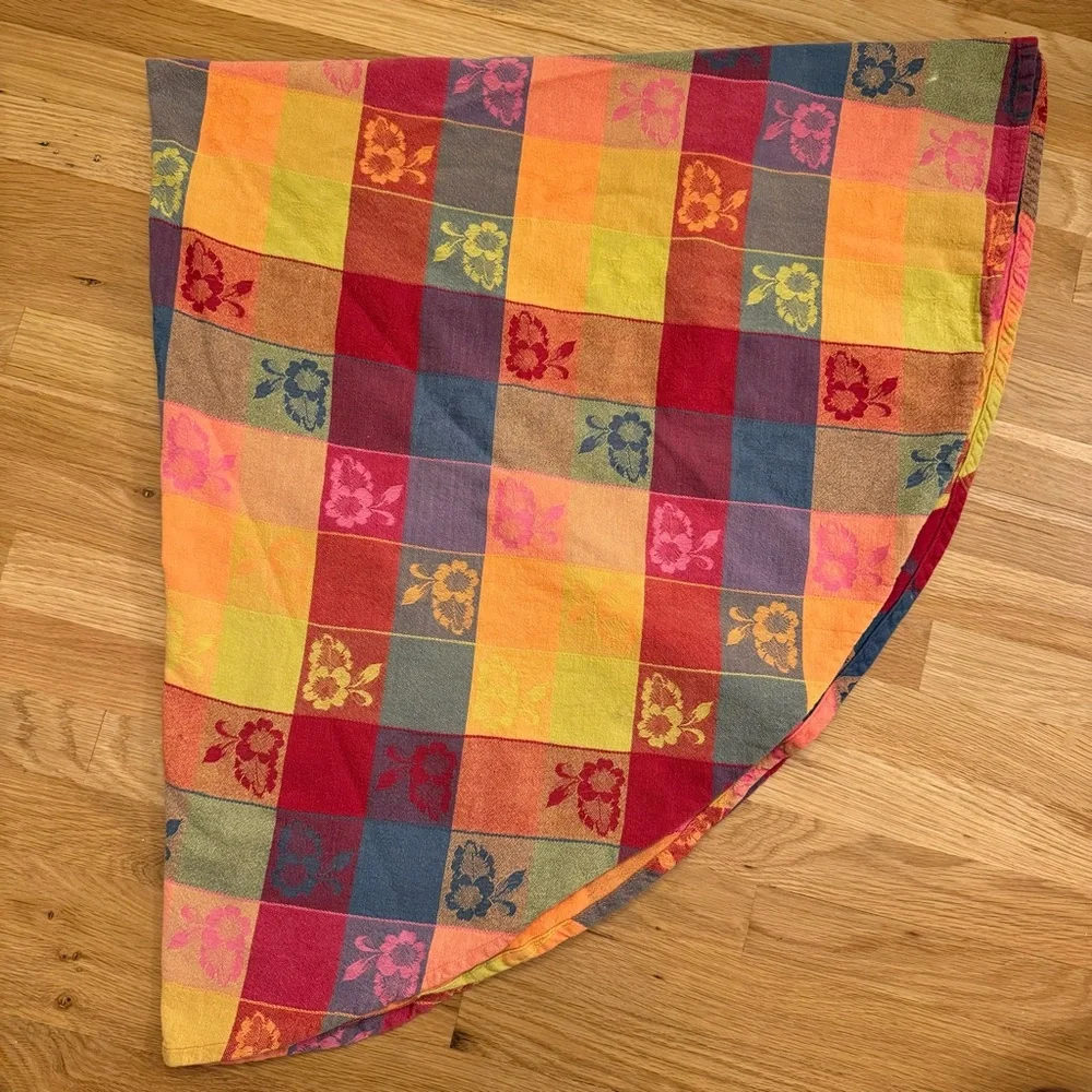 Vintage~ LINENSN-THINGS Round Tablecloth 60”